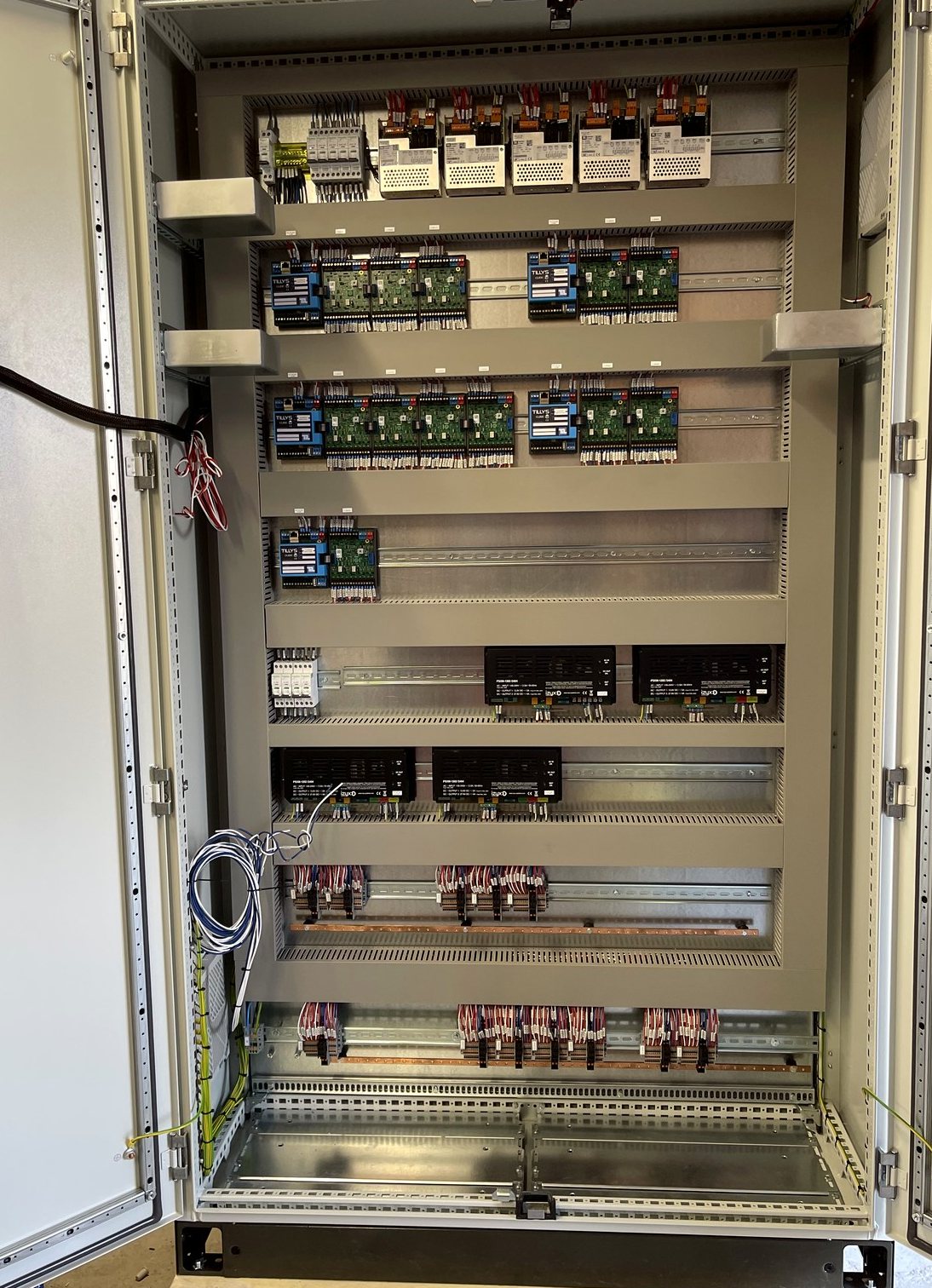 Armoire de contrôle d'accès câblée