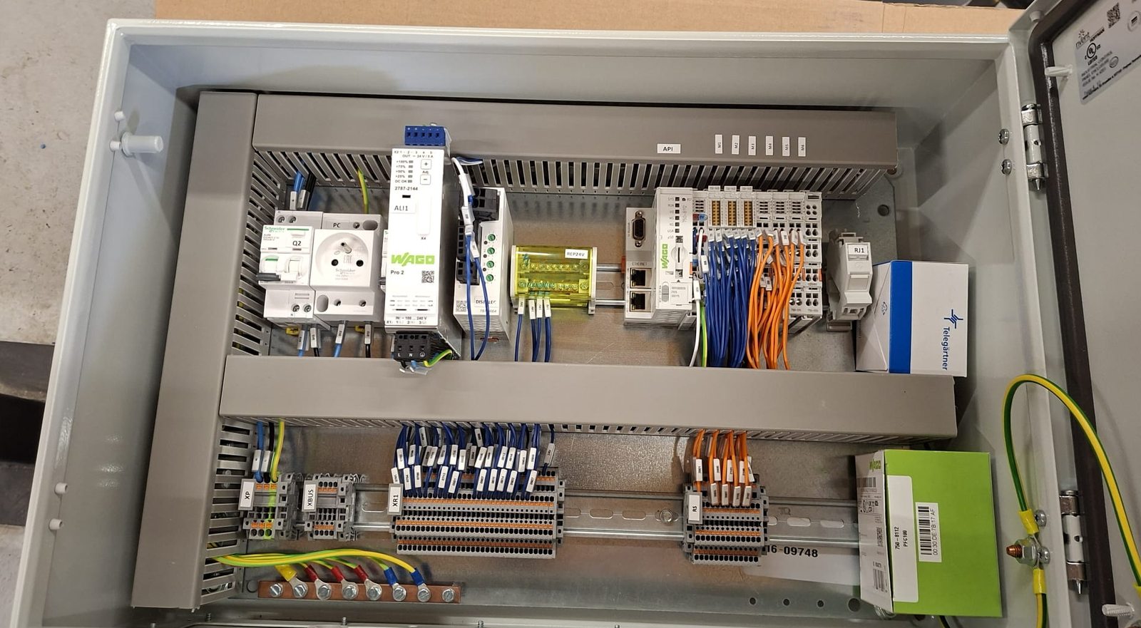 Coffret GTB avec automate Wago et borniers repérés