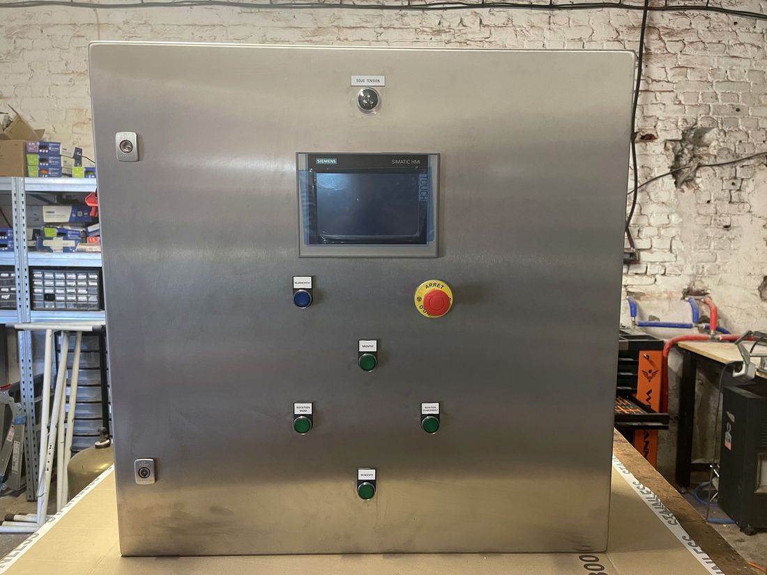 Armoire de contrôle-commande en inox avec IHM et automate