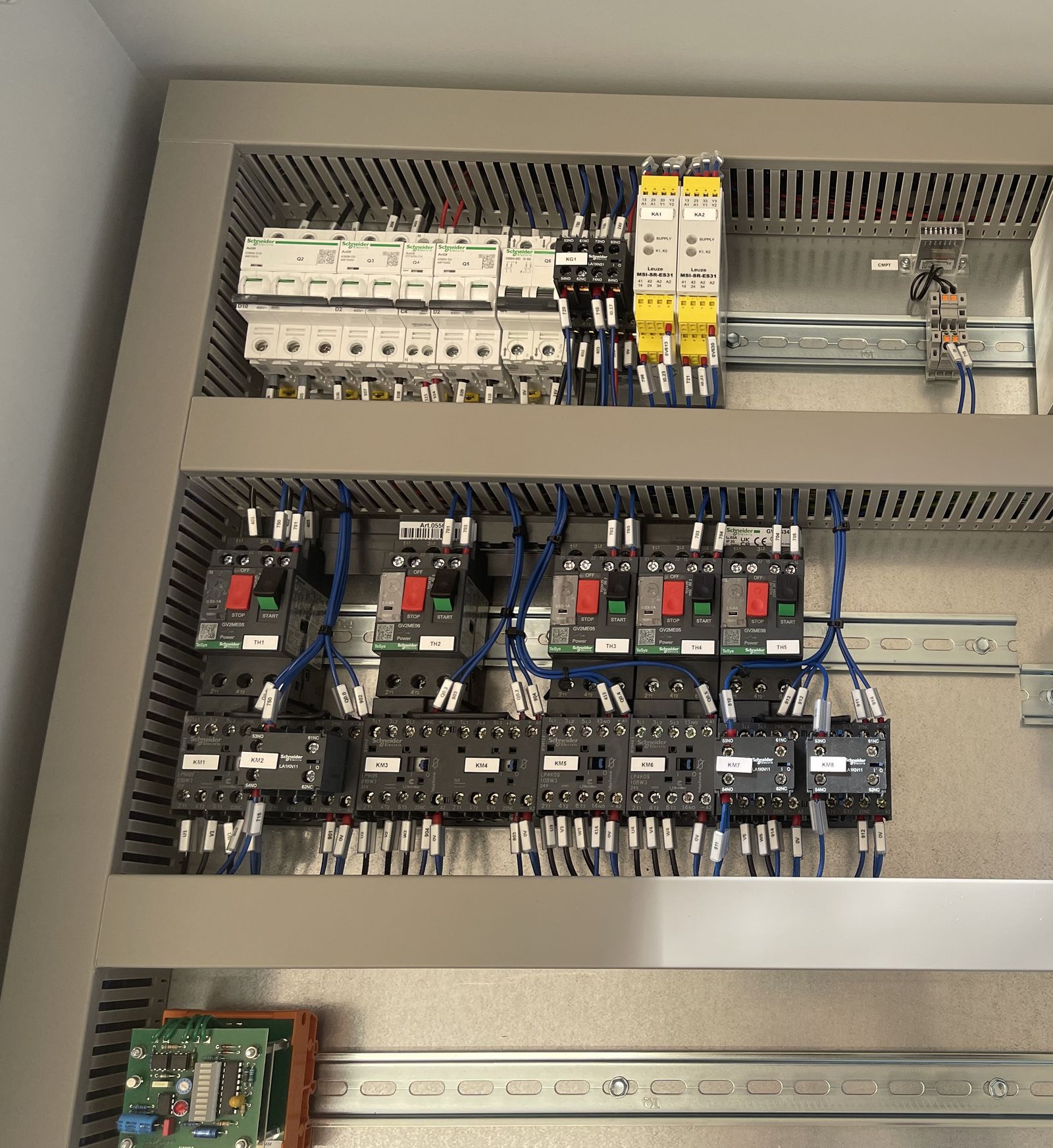 Coffret M221 prêt à raccorder — réalisation SG Automatisme