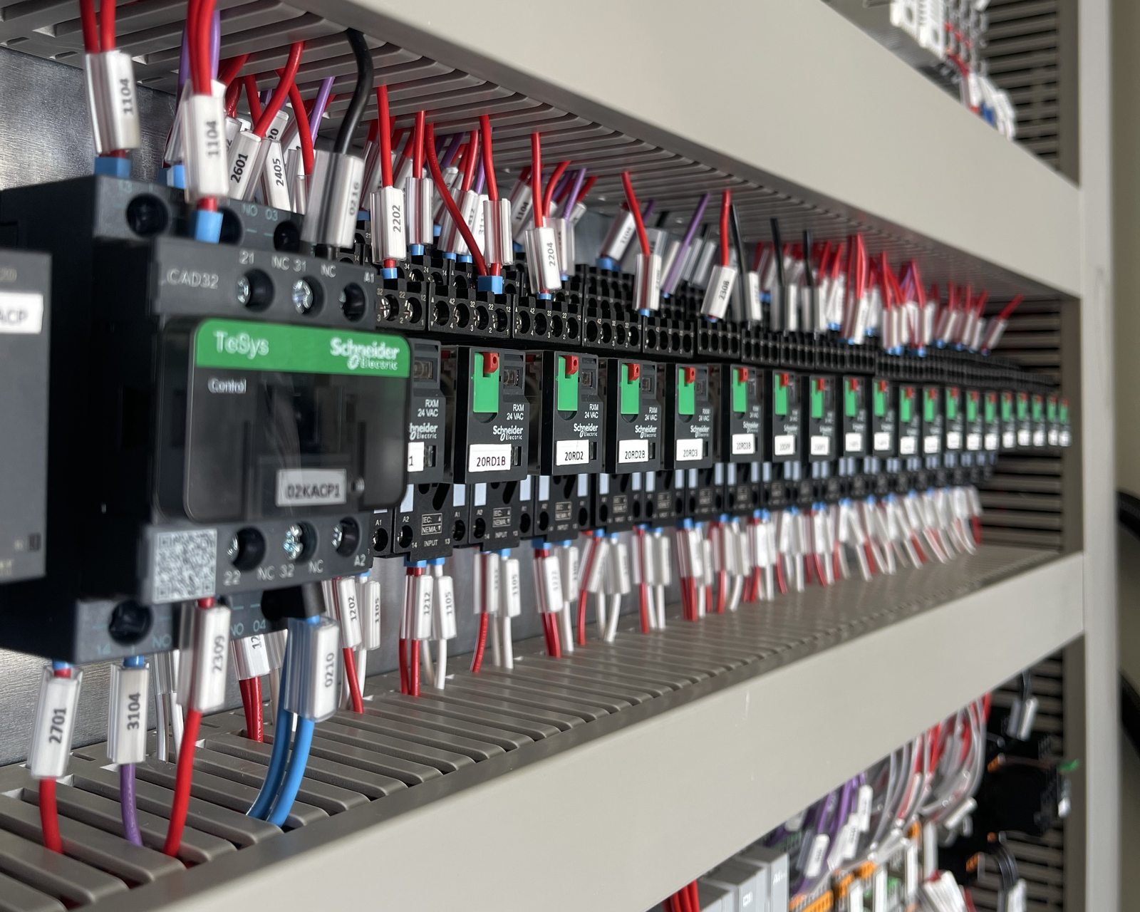Rangée de relais d'interface Schneider RXM repérés